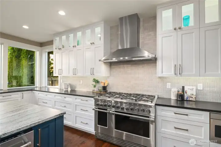 Professional 8-burner, dual-oven Fisher & Paykel range for the true chef.