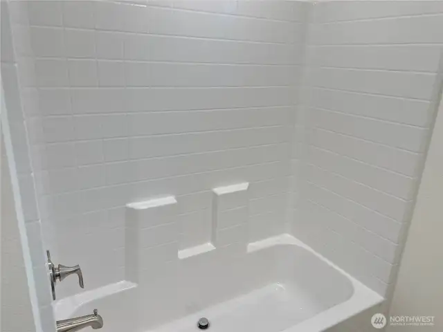 Main bath tub/shower.