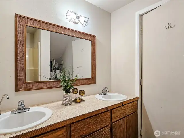 "guest suite" full bath