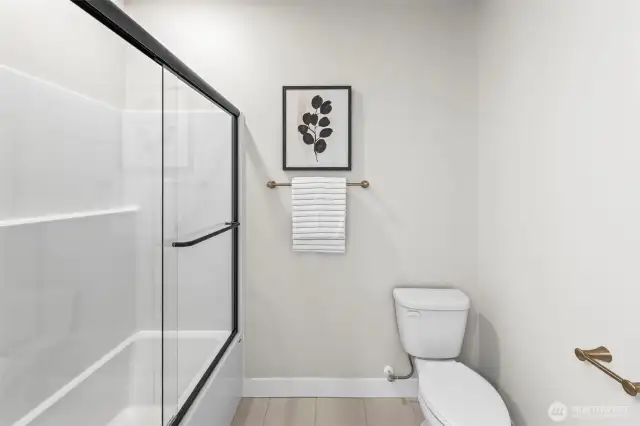 Bathroom 3 (2)