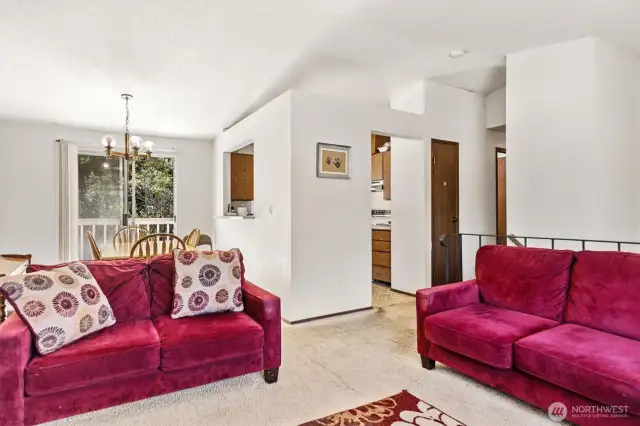 Notice the 'pass through' to the Dining Room.