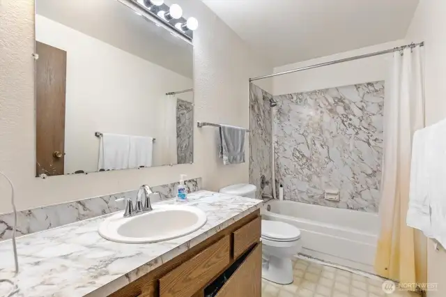 Full Main Bathroom.
