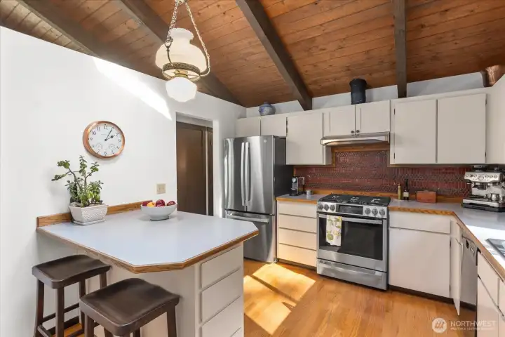 Kitchen w/moveable Island