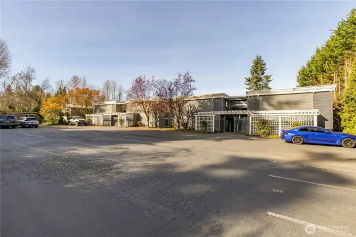 Prime Location: A 2-minute walk to the Cross Kirkland Corridor and minutes from Google, downtown Kirkland, and easy I-405/520 access.