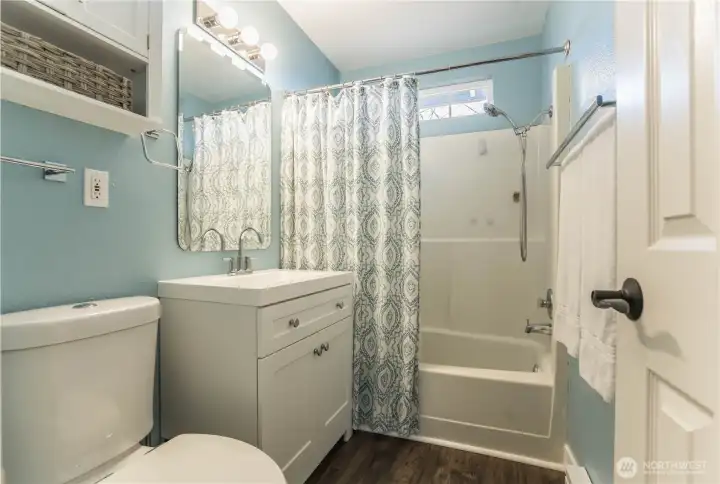 Full bathroom on upper level. Full bathroom on upper level.