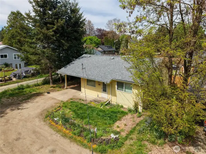 This is a good view of 523 and the alley is just to the left. Possible alley access to 523 to the carport (buyer to verify).