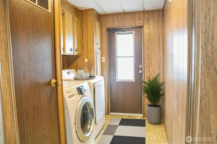 Laundry room. Appliances stay.