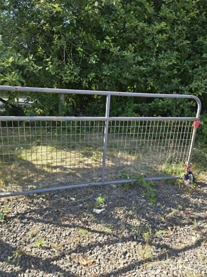 Front gate rolls to close