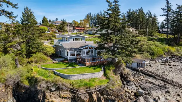 Nestled on a private rock promentory, this lovely home is surrounded by spectacular water and island views