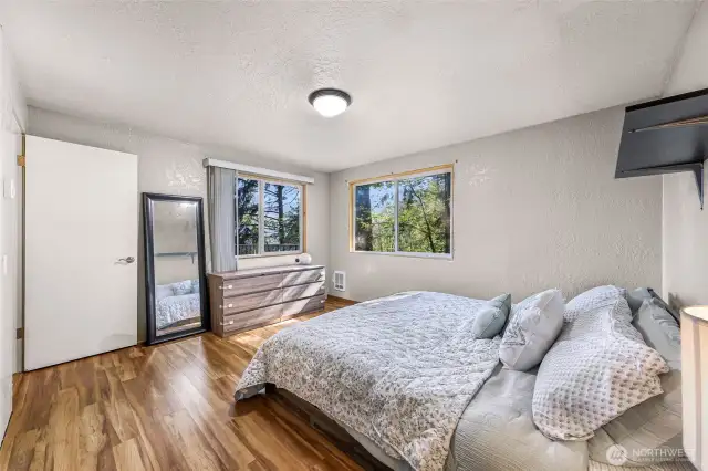 Primary bedroom (main level)