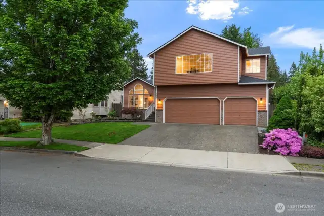 Welcome home to the desirable Orchards neighborhood centerally located in the Renton Highlands