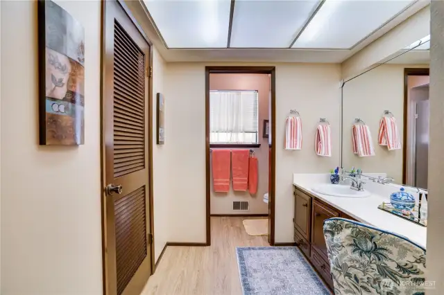 Primary suite en-suite 3/4 bathroom