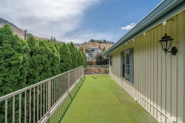 Deck and putting