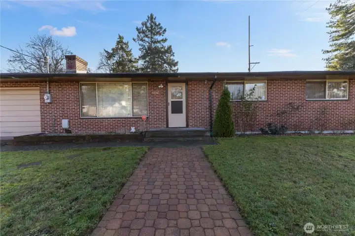Nice walkway leading to the front door.