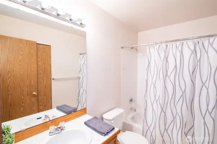 Second full bathroom upstairs. Second full bathroom upstairs.
