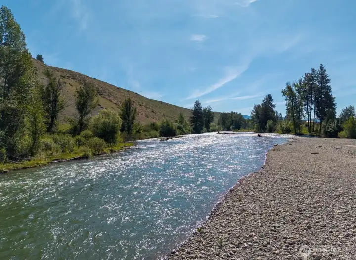 Sparkling Riverfront and sandbar accessible all Summer