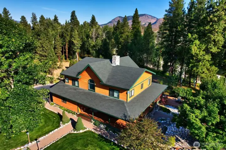 Winthrop Riverfront Oasis offers quality Craftsman style home. Spacious 2997 sf, 3 Bedroom 3.5 Bath.