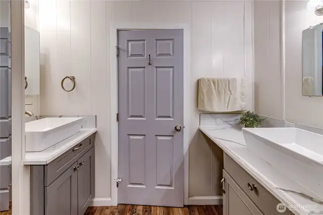 Dual sinks in the primary bath.