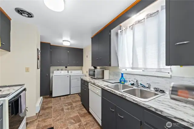 5221 - note the in-unit W/D.