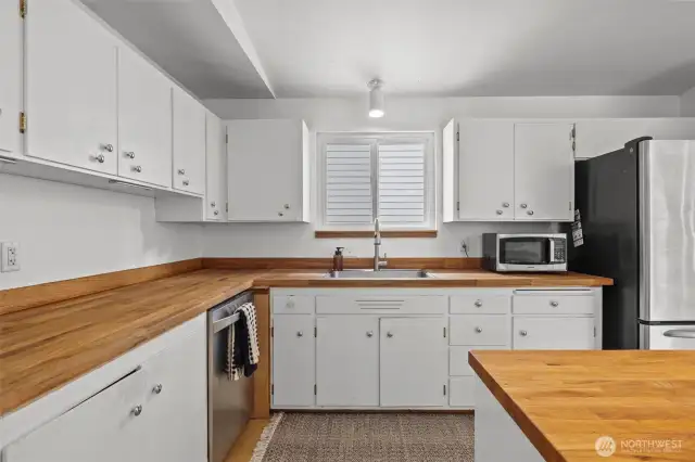 SS appliances throughout kitchen