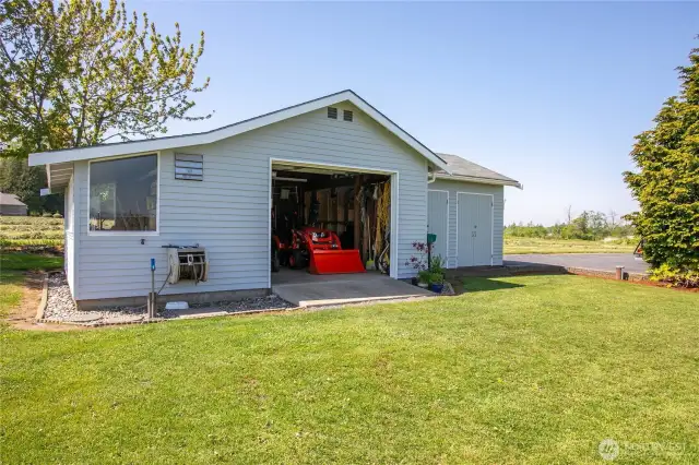 Outbuilding w/ greenhouse