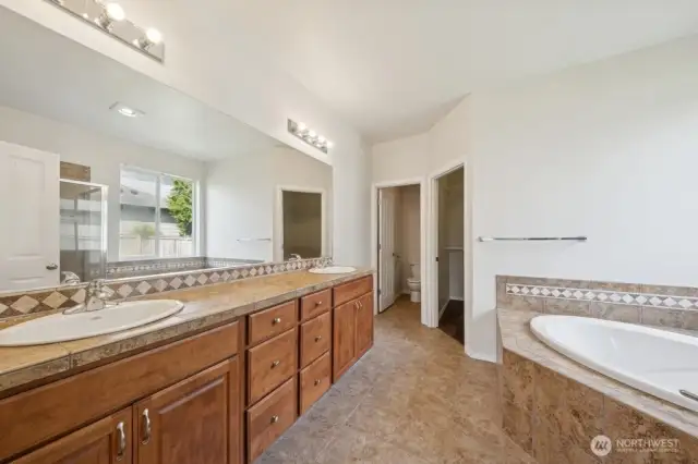 Primary 5-piece ensuite bathroom