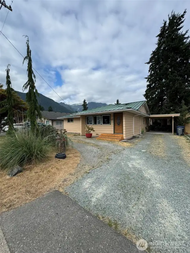 Half circular driveway