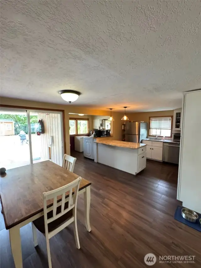 Dining/kitchen