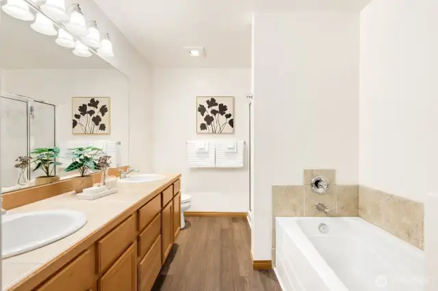 En-suite bathroom for the primary! Two sinks, separate bathtub and shower.