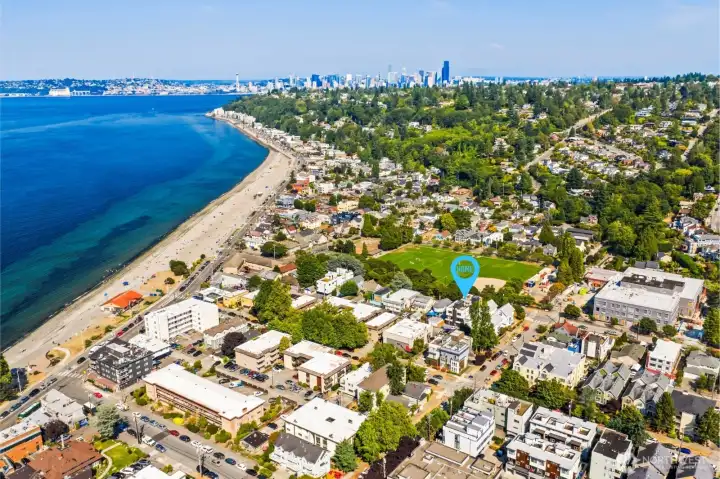 Close to Downtown Seattle just a 15 minute drive or take the water taxi!