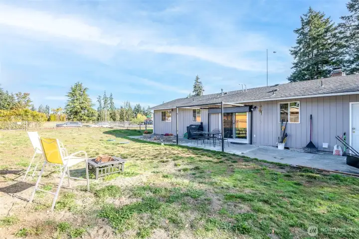 Huge fully fenced back yard. Room for RV parking.