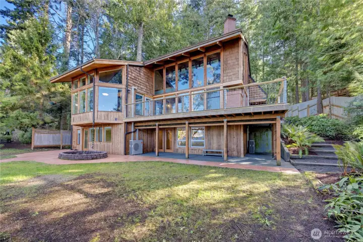 Water side house view.