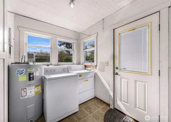 Laundry/mud room and door to back yard