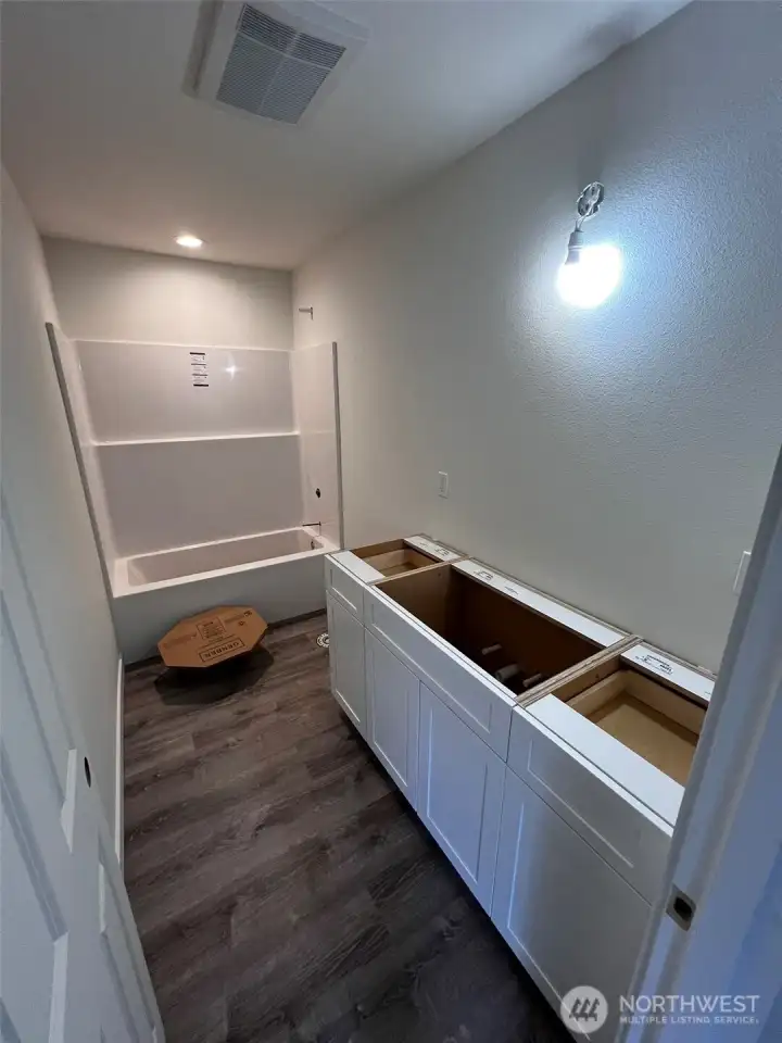 upper level full bath