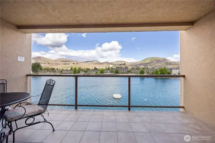 Patio Lake Views, Close to Town, Walkable, Tile Balcony