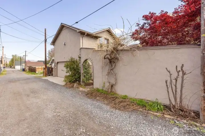 STUCCO WALL AND DOUBLE GARAGE W/ 2ND W&D AND GREEN HOUSE OR HOBBY AREA
