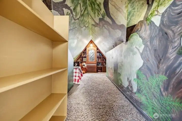 SECRET RM BEHIND BOOKSHELF IN UPSTAIRS BEDRM 2