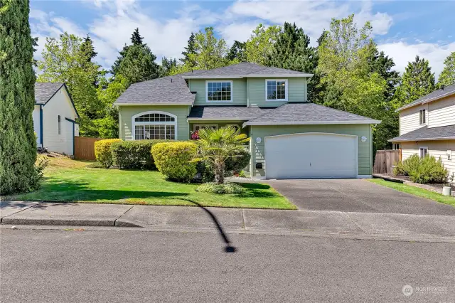 Nestled on a cul de sac lot in the heart of desirable Lakeland is this one-owner home being offered for the first time. room to park all your vehicles in this 3 car tandem garage.
