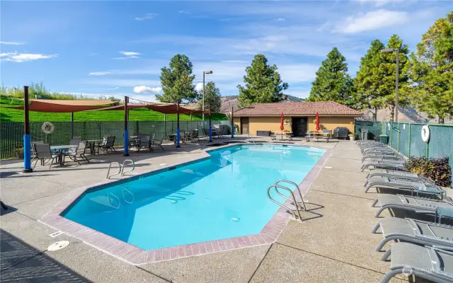 HOA features a community pool and tennis courts for homeowners!