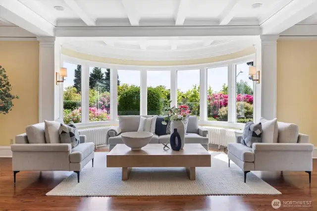 Show stopping curved windows providing endless light and everchanging flora and fauna throughout the seasons