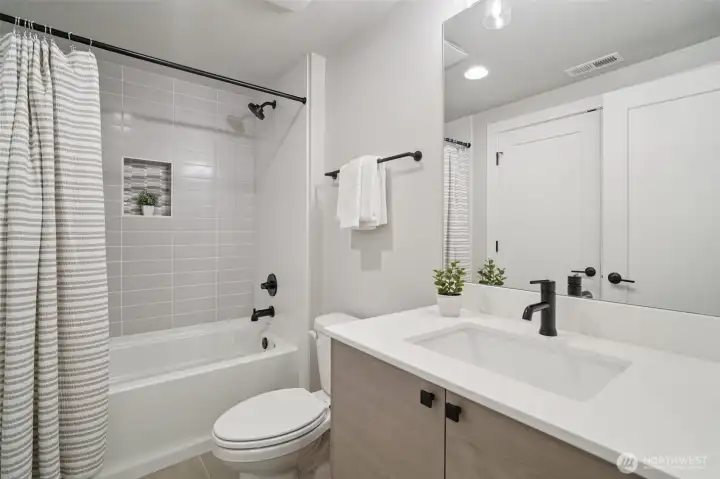 Main Level en suite bathroom.