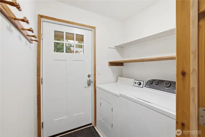 Entry/Laundry area in Main Cabin