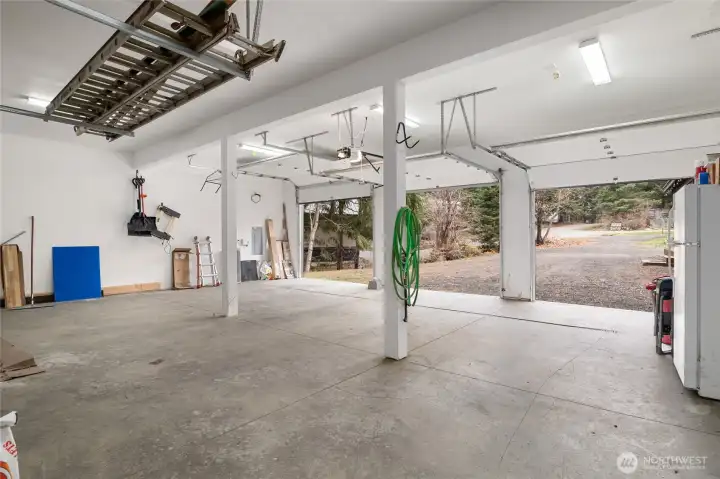 Shop/Garage w/3 bays