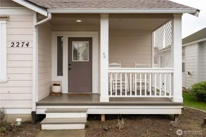 Nice covered front porch to relax and the beginning or end your day!