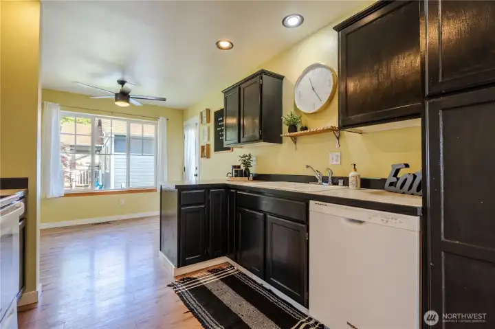 Very functional kitchen and dinning area.