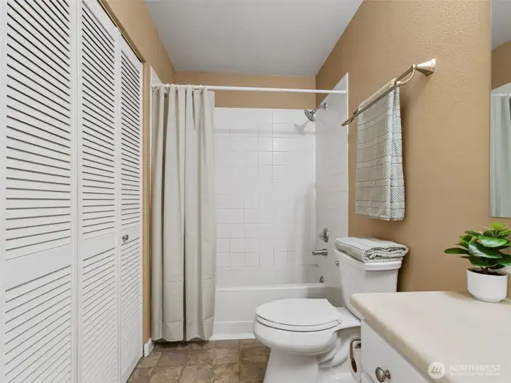 A nice sized full bathroom.
