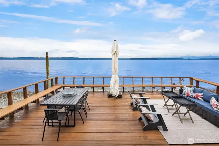 Waterside west facing entertaning.