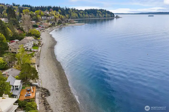 Beautiful Bay with a gorgeous view to the South.