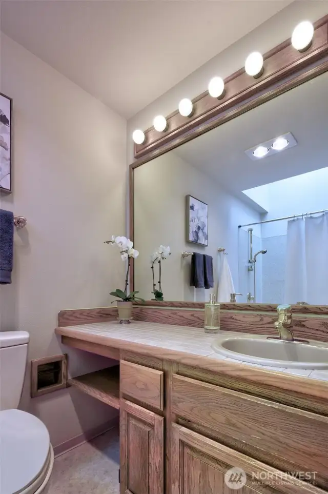 Secondary bedroom suite with double closets and linked to the 2nd bath