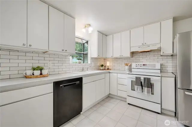 NEW Backsplash!    Kitchen window overlooks large entertaining deck and beautiful shrubbrey!